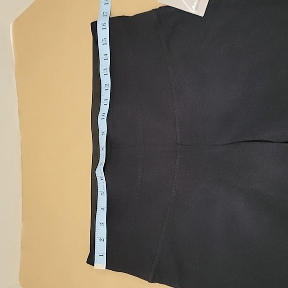 Lane Bryant, Size 14/16 Black Capri Legging.  NEW with Tag - Picture 3 of 11